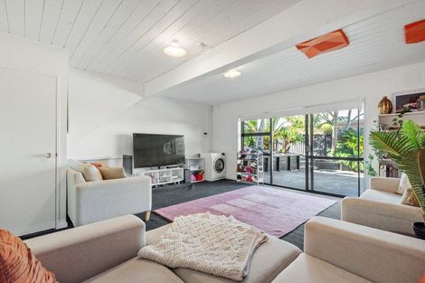 Photo of property in 2/31 Kiteroa Terrace, Rothesay Bay, Auckland, 0630
