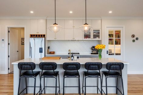 Photo of property in 44 Vaucluse Heights, Fitzherbert, Palmerston North, 4410