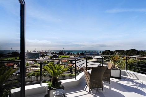 Photo of property in 5 Weston Street, Moturoa, New Plymouth, 4310