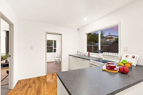 Photo of property in 10 Styca Place, Sunnyvale, Auckland, 0612