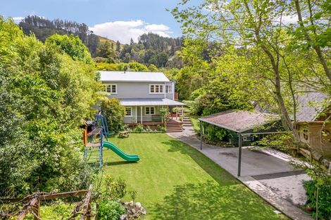 Photo of property in 82 Pinehaven Road, Pinehaven, Upper Hutt, 5019