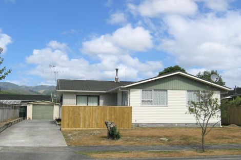 Photo of property in 15 Omaha Grove, Totara Park, Upper Hutt, 5018