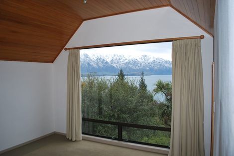Photo of property in 28 Mckerrow Place, Sunshine Bay, Queenstown, 9300