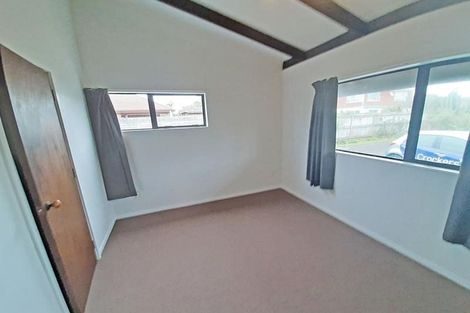 Photo of property in 2/215a Swanson Road, Henderson, Auckland, 0610