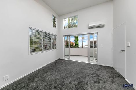 Photo of property in 1/2 Hauraki Road, Hauraki, Auckland, 0622
