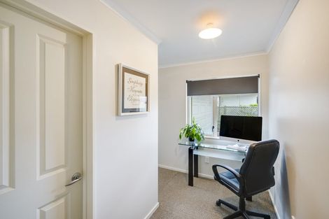 Photo of property in 5a Queens Walk, Taradale, Napier, 4112