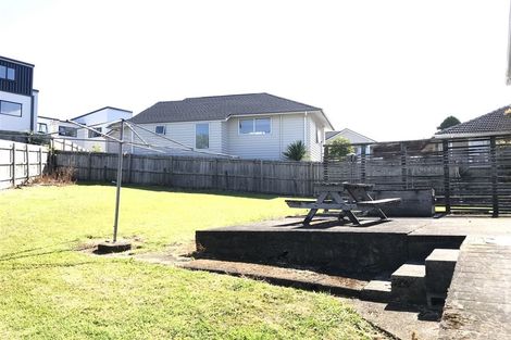 Photo of property in 2 Binsted Road, New Lynn, Auckland, 0600