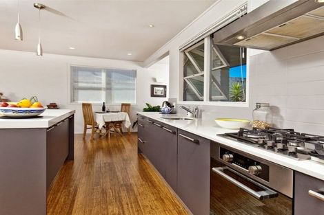 Photo of property in 24 Sunset Road, Unsworth Heights, Auckland, 0632