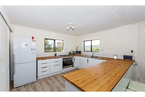 Photo of property in 76a Brian Crescent, Stanmore Bay, Whangaparaoa, 0932