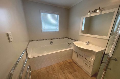 Photo of property in 2/2 Pine Terrace, Howick, Auckland, 2014