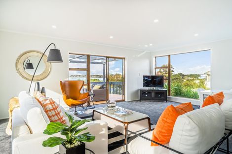 Photo of property in 2/101 Sylvan Avenue, Northcote, Auckland, 0627