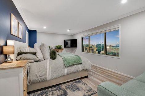 Photo of property in 8 Roberts Road, Matakatia, Whangaparaoa, 0930