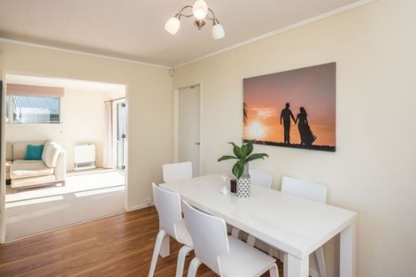 Photo of property in 12b Bayswater Place, Newlands, Wellington, 6037