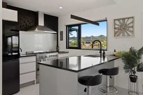 Photo of property in 11 Mermaid Place, Whitianga, 3510