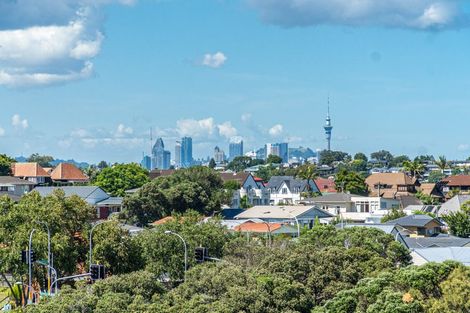 Photo of property in 15a Rangitoto Terrace, Milford, Auckland, 0620