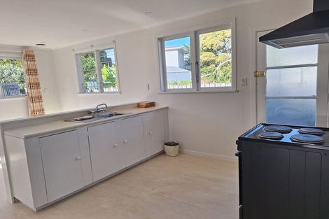 Photo of property in 6 Daphne Street, Kelston, Auckland, 0602