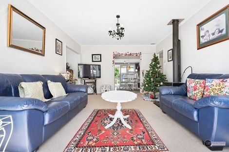 Photo of property in 11 Pinehaven Road, Pinehaven, Upper Hutt, 5019