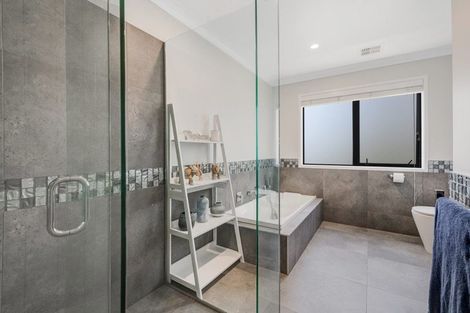 Photo of property in 8 Roberts Road, Matakatia, Whangaparaoa, 0930