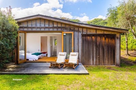 Photo of property in 127 Marine Parade North, Piha, New Lynn, 0772