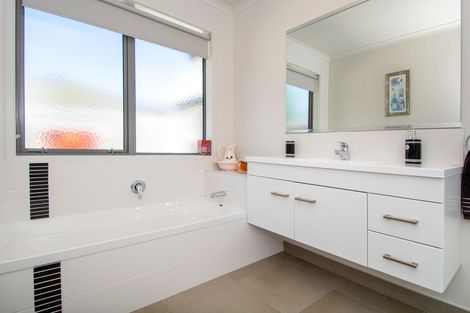 Photo of property in 56 Fairfax Crescent, Pyes Pa, Tauranga, 3112