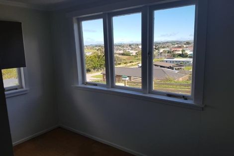 Photo of property in 11 Trosk Place, Waiuku, 2123