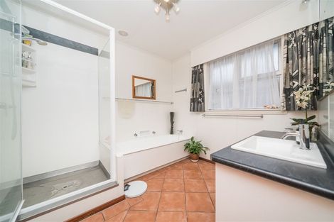 Photo of property in 14 Hollows Crescent, Takaro, Palmerston North, 4412