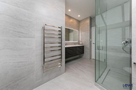 Photo of property in 1/2 Hauraki Road, Hauraki, Auckland, 0622