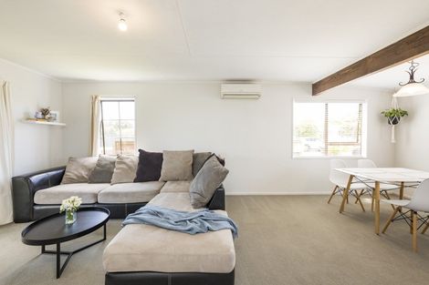 Photo of property in 2 Chatsworth Place, Highbury, Palmerston North, 4412