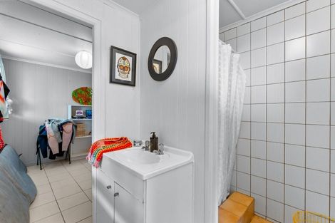 Photo of property in 27 Domain Crescent, Muriwai, Waimauku, 0881