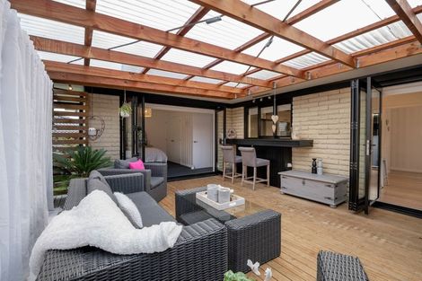 Photo of property in 70 Prince Regent Drive, Half Moon Bay, Auckland, 2012