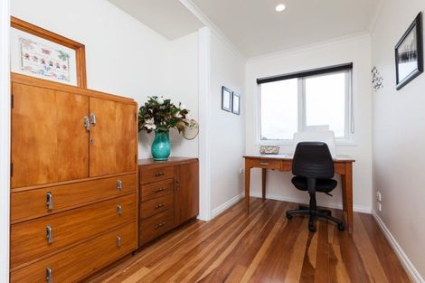 Photo of property in 17 York Crescent, Westown, New Plymouth, 4310