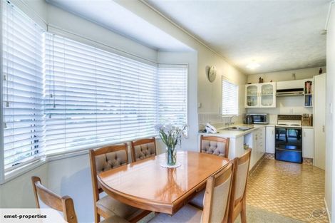 Photo of property in 16 Lannie Place, Greenmeadows, Napier, 4112