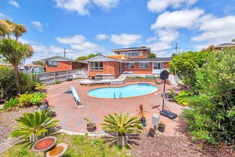 Photo of property in 23 Knights Road, Rothesay Bay, Auckland, 0630
