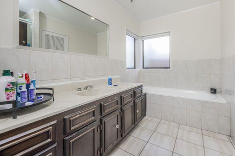 Photo of property in 136 Everglade Drive, Totara Heights, Auckland, 2105