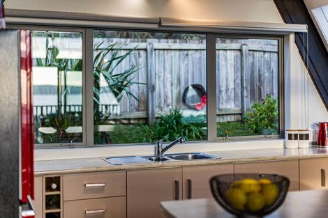 Photo of property in 112 Gloaming Hill, Titahi Bay, Porirua, 5022