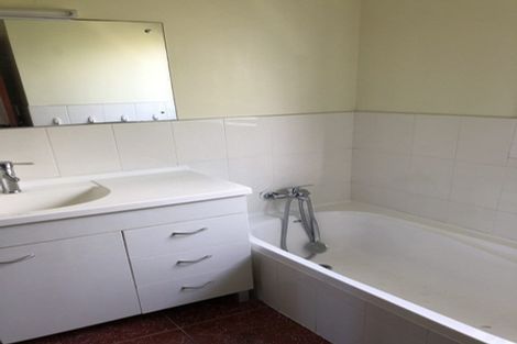 Photo of property in 2/22 Cornelian Crescent, Half Moon Bay, Auckland, 2012