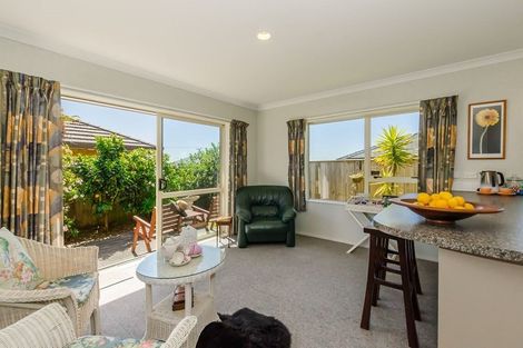 Photo of property in 8 Balmerino Grove, Waikanae, 5036