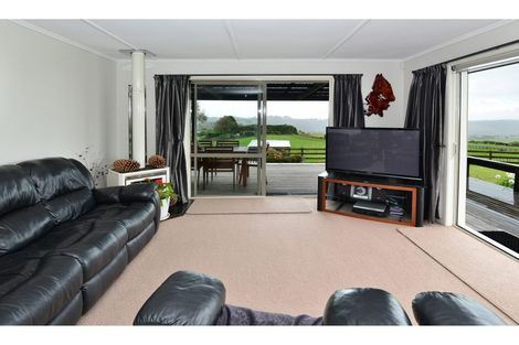 Photo of property in 7 Kaipara Lake Road, South Head, Helensville, 0874
