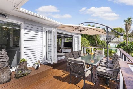 Photo of property in 76 Marine Parade, Mellons Bay, Auckland, 2014