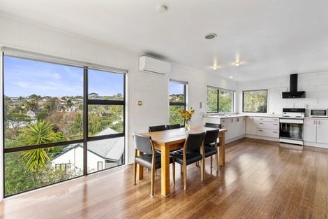 Photo of property in 2/90 Browns Bay Road, Rothesay Bay, Auckland, 0630