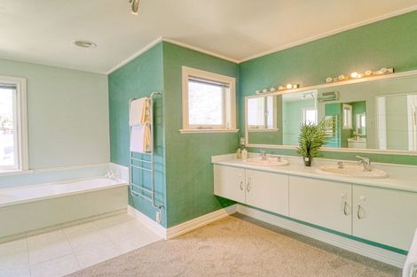 Photo of property in 2/125 Woburn Road, Woburn, Lower Hutt, 5010