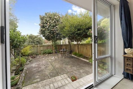 Photo of property in 335f Devon Street West, New Plymouth, 4310