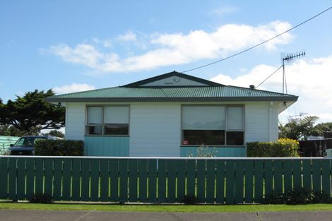 Photo of property in 25 Carson Street, Castlecliff, Whanganui, 4501