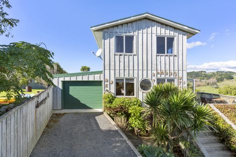 Photo of property in 4 Robertson Street, Raglan, 3225