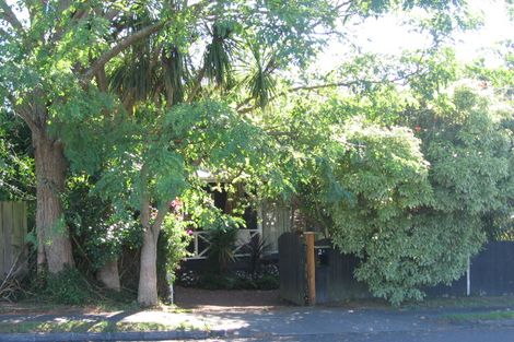 Photo of property in 2 Waters Place, New Lynn, Auckland, 0600