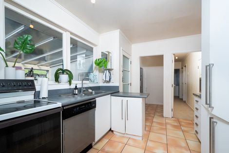 Photo of property in 6 Staincross Street, Green Bay, Auckland, 0604