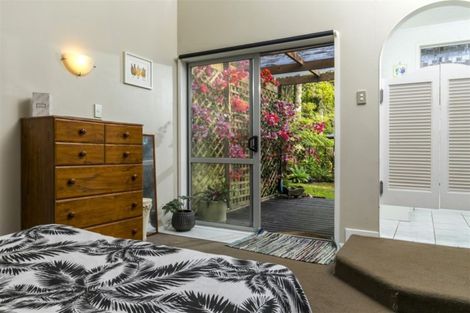 Photo of property in 16 Napuka Road, Henderson Valley, Auckland, 0612