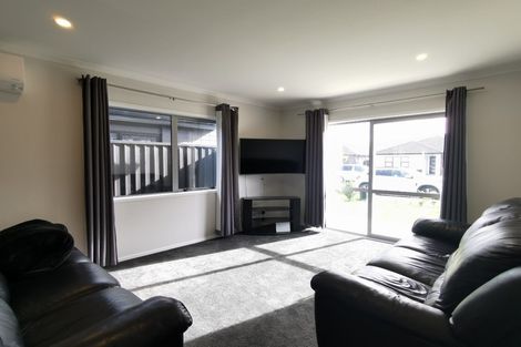 Photo of property in 11 Te Kaeaea Crescent, Wallaceville, Upper Hutt, 5018