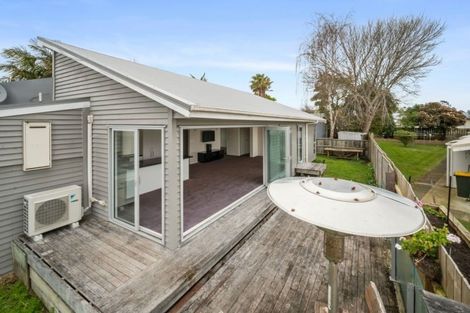 Photo of property in 208 Beach Haven Road, Beach Haven, Auckland, 0626