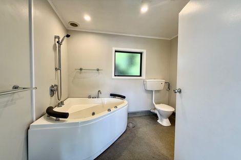 Photo of property in 112 Whangaparaoa Road, Red Beach, 0932